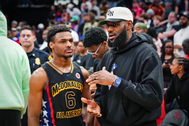 Novú sezónu NBA otvorí duel majstrovských Knicks proti 76ers s Lebronom Jamesom
